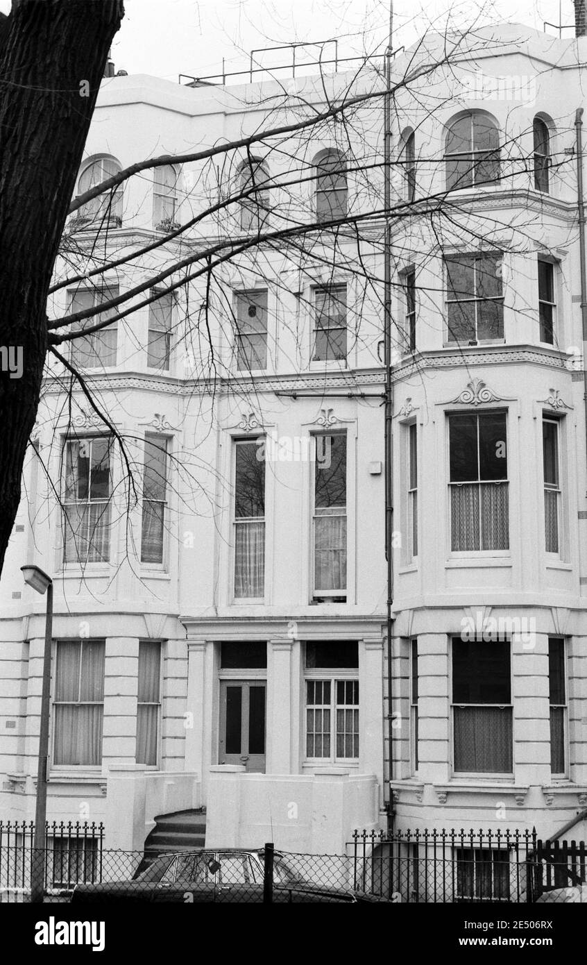 UK, West London, Notting Hill, 1973. Rundown e faticosamente grandi case a quattro piani stanno iniziando ad essere restaurate e ridecorate. Di fronte al numero 15 e al 16 di Powis Square dall'area giochi di Powis Square. Foto Stock