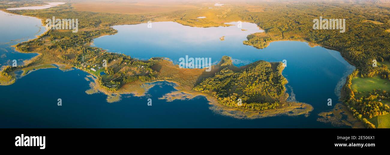 Distretto di Braslaw, Vitebsk Voblast, Bielorussia. Vista aerea dei laghi, Green Forest Landscape. Vista dall'alto della bellissima natura europea dall'alto atteggiamento Foto Stock