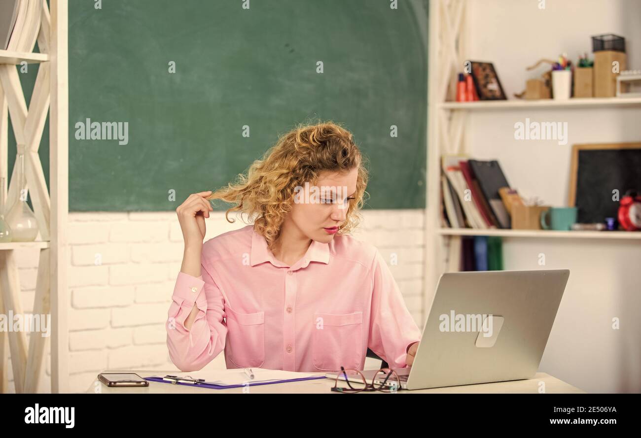 Gli insegnanti navigano online. Supporto forum insegnanti. Comunità online per insegnanti. Reti sociali di comunicazione. Scuola moderna. Giornata degli insegnanti. Donna educatore intelligente lavorare online. Studente intelligente ragazza. Foto Stock