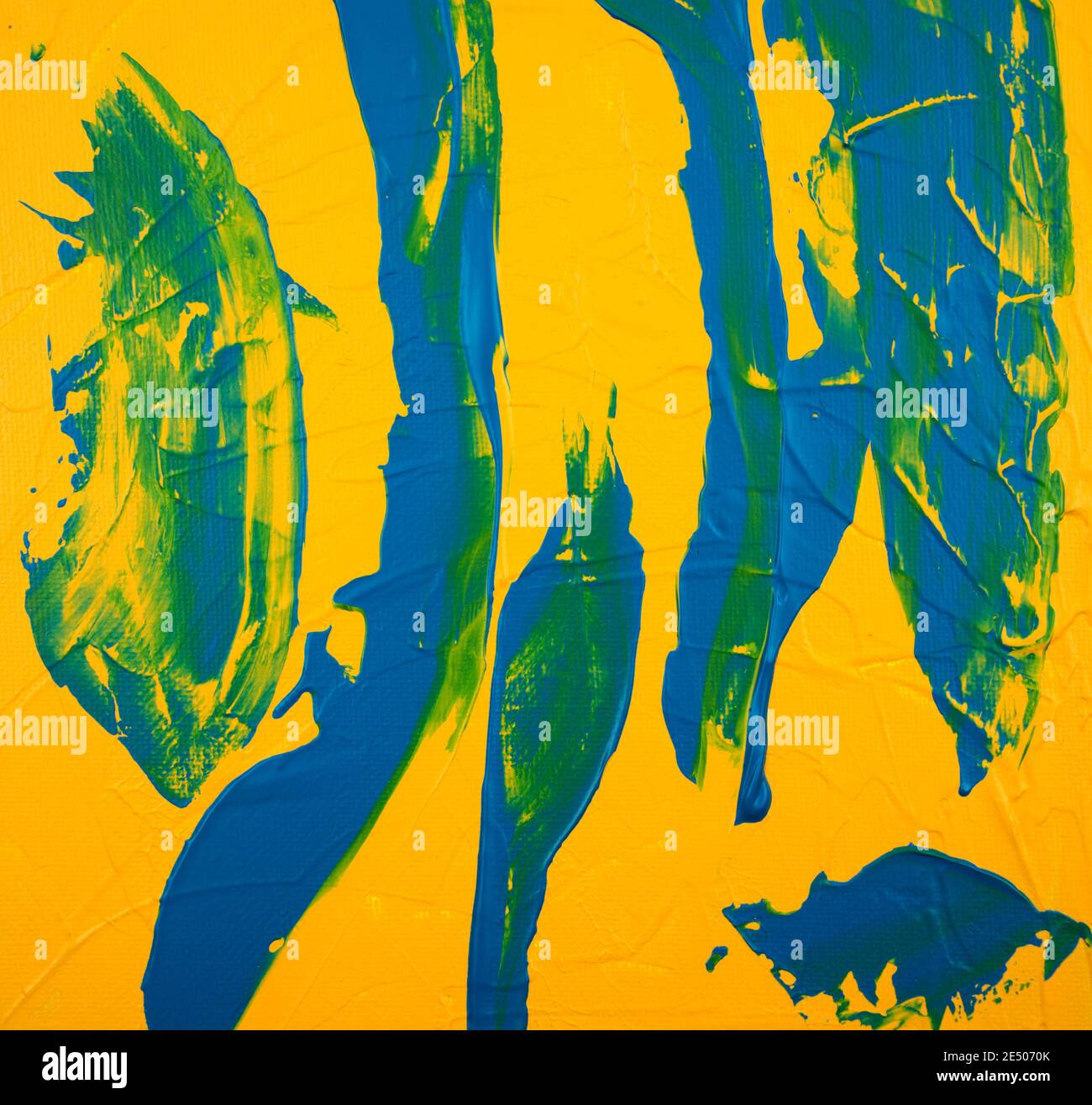 Fatto a mano, disegnato a mano. Astratto sfondo irregolare. Tessuto di cazzuola verniciato. Colori giallo acrilico, blu, verde su tela. Belle arti, opere d'arte. Moderno. Foto Stock
