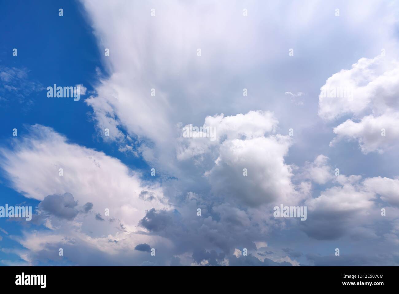 Cielo blu intenso in giornata di sole Foto Stock