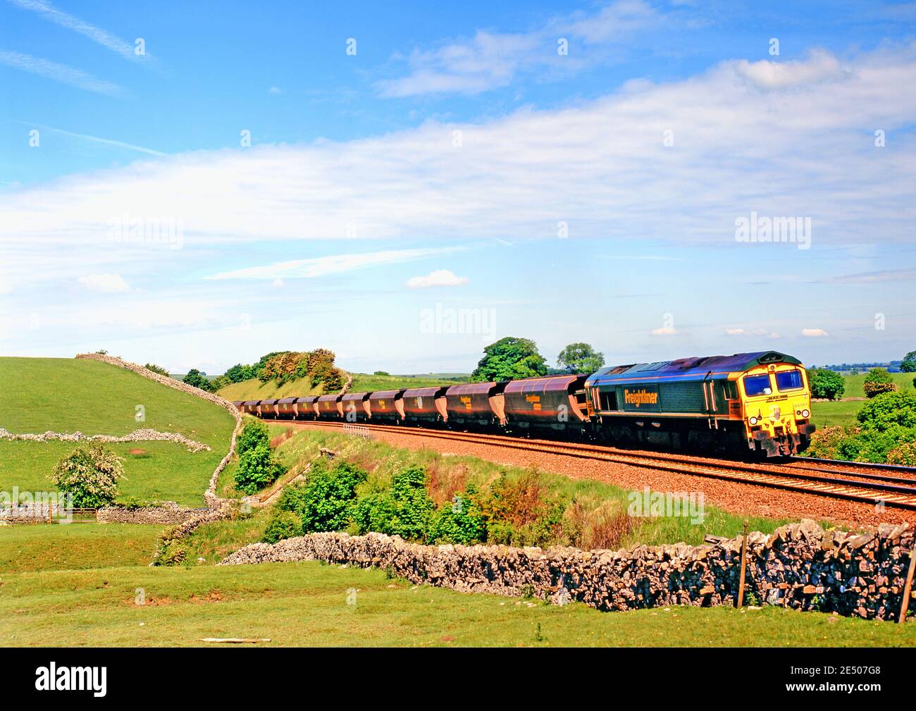 Classe 66 sul treno a carbone Freightliner a Waitby, Cumbria, stabilirsi a Carlisle Railway, Inghilterra Foto Stock