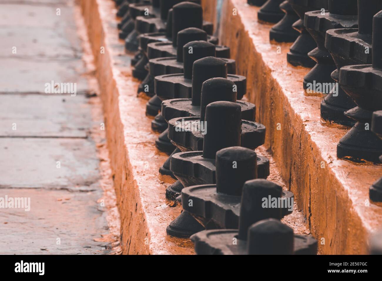 Idoli (noti come lingams) di dio Shiva in un tempio a Kolar, India. Messa a fuoco selettiva Foto Stock