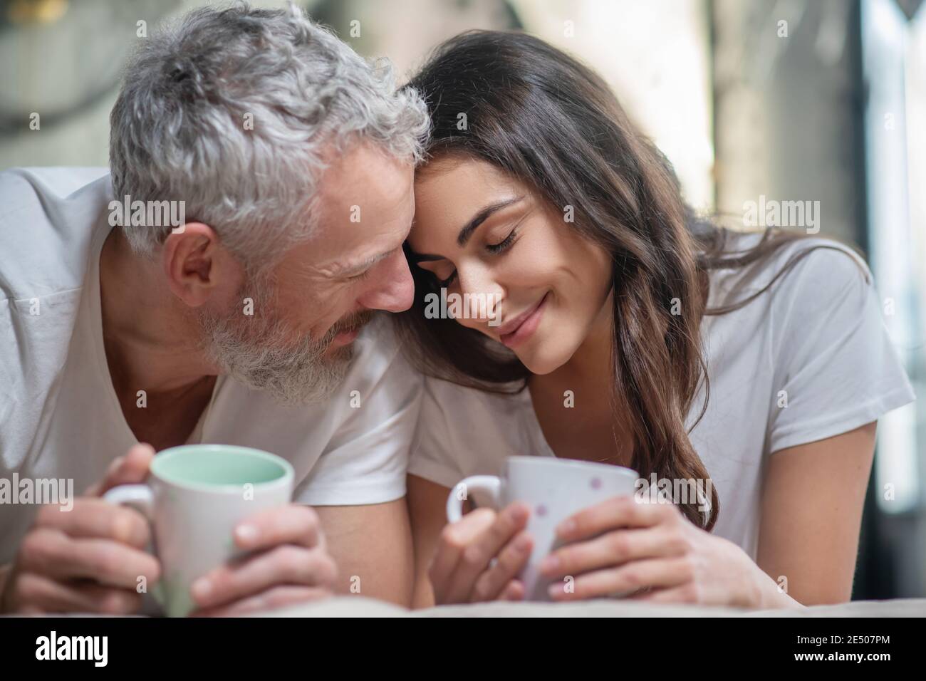 Bella coppia con il loro caffè di mattina insieme Foto Stock