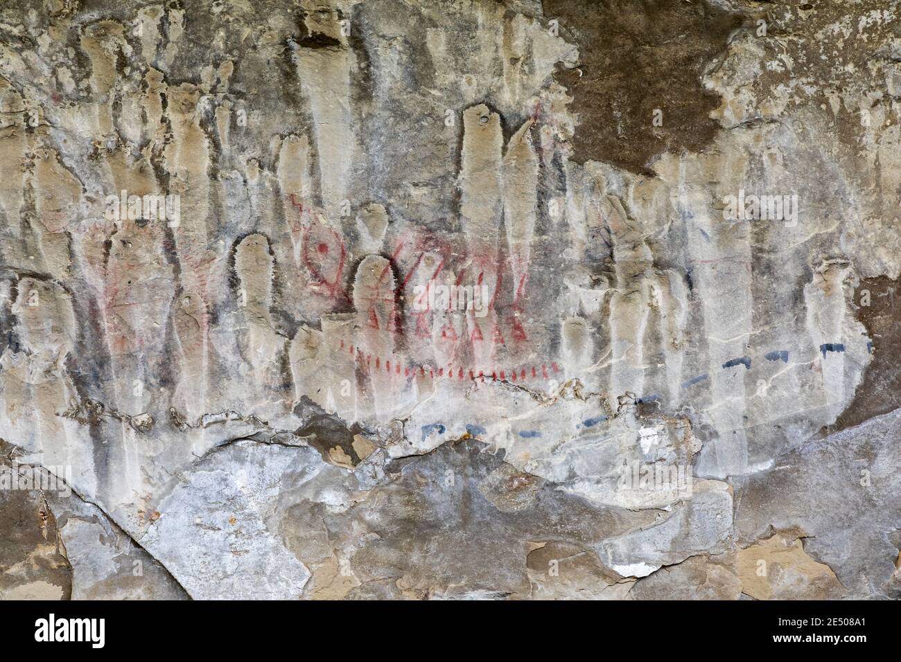 Pittogrammi sulle pareti delle grotte, inclusi disegni di fucili, Pictograph Cave state Park, Billings, Montana, USA Foto Stock