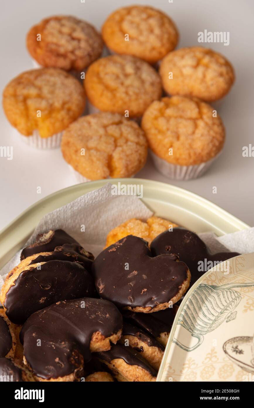 Gustosi muffin rivestiti di zucchero appena sfornati su un tavolo bianco Foto Stock