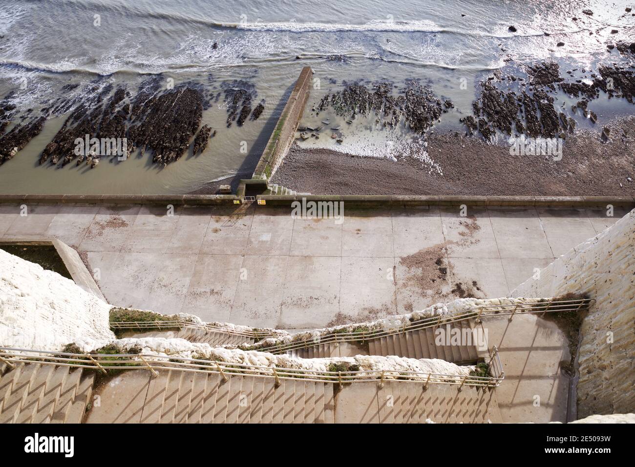 Scalinata tagliata sulla scogliera che conduce alla passeggiata sotto la scogliera a Peacehaven, Sussex Est Foto Stock