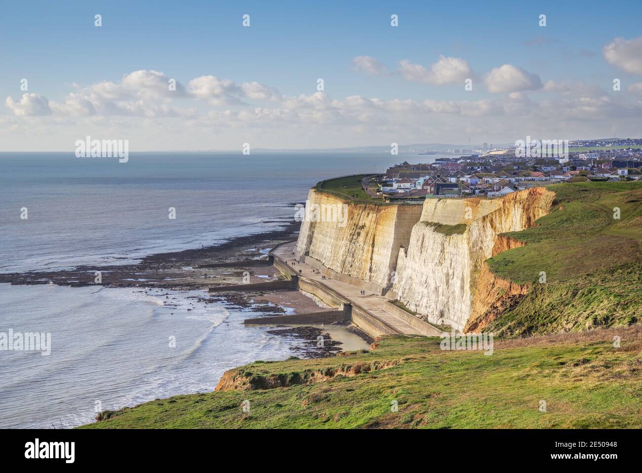 Vista delle scogliere di Peacehaven e della passeggiata sotto la scogliera, Peacehaven e Brighton dal Seahaven Coastal Trail in una giornata invernale soleggiata (Sussex Est) Foto Stock