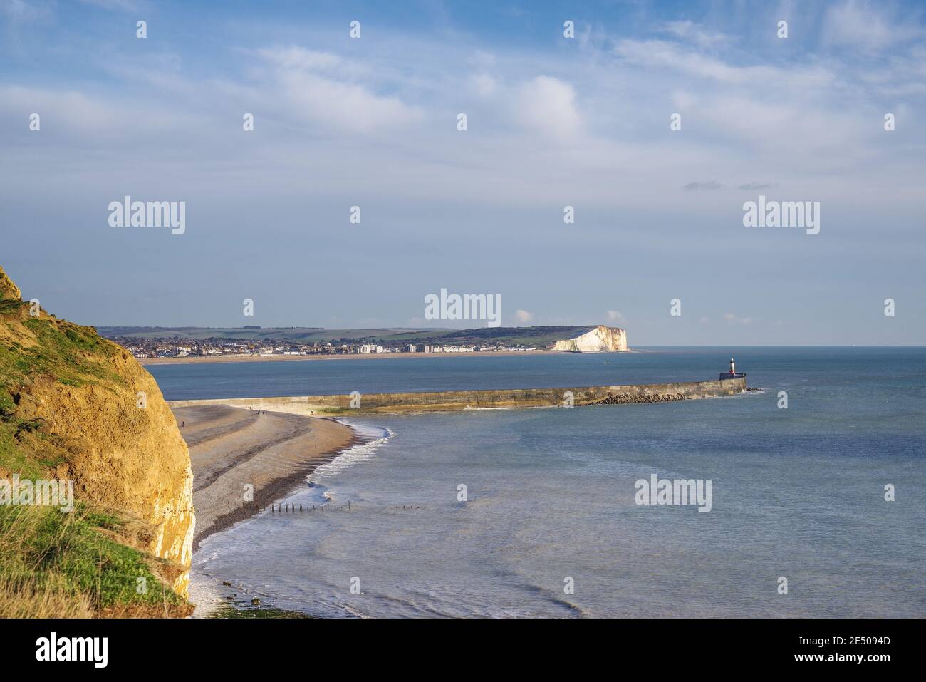 Vista di Newhaven Beach e Westside Breakwater e faro da Passeggiata sulla scogliera del Seahaven Coastal Trail Foto Stock