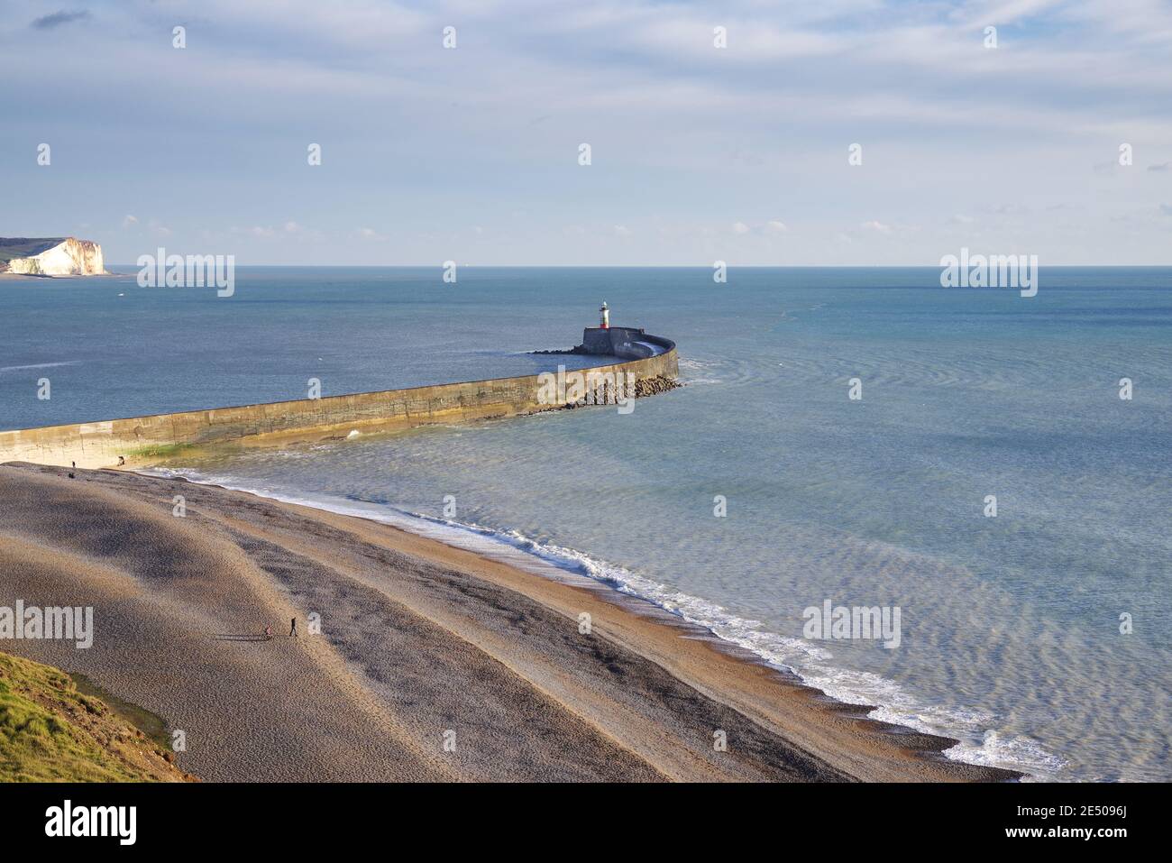 Vista di Newhaven Beach e Westside Breakwater e faro da Passeggiata sulla scogliera del Seahaven Coastal Trail Foto Stock