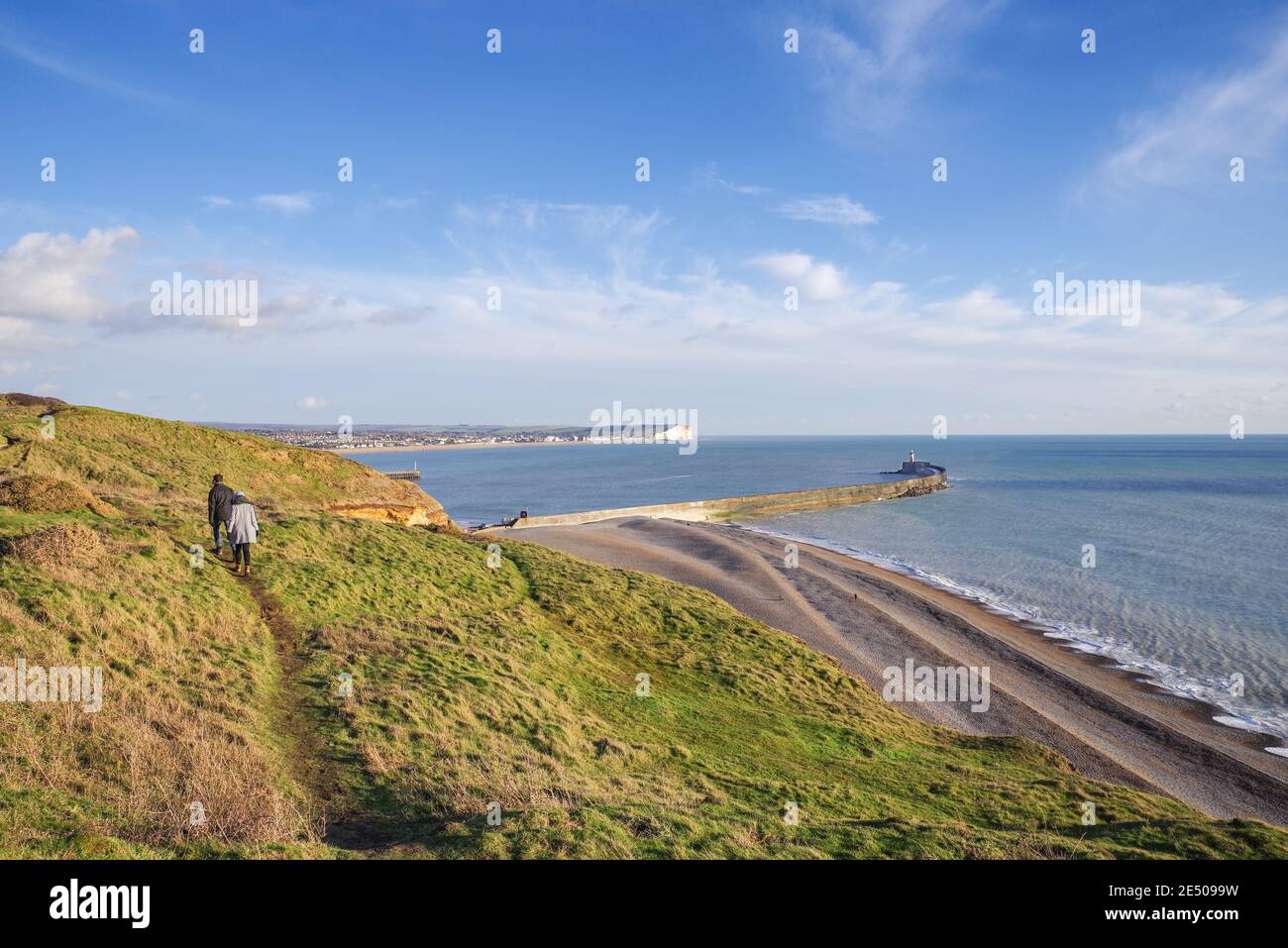 Vista di Newhaven Beach e Westside Breakwater e faro da Passeggiata sulla scogliera del Seahaven Coastal Trail Foto Stock
