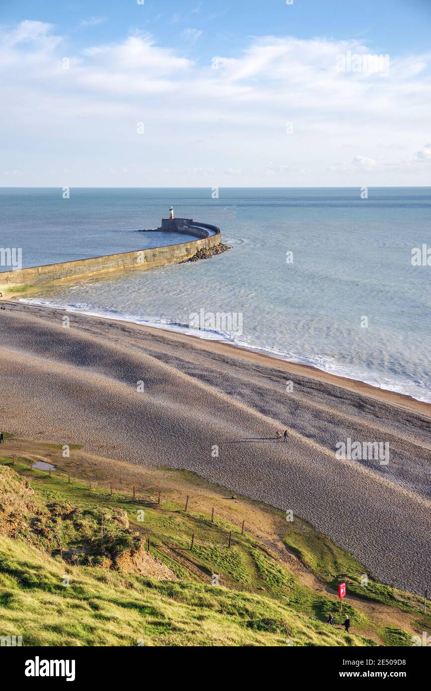 Vista di Newhaven Beach e Westside Breakwater e faro da Passeggiata sulla scogliera del Seahaven Coastal Trail Foto Stock