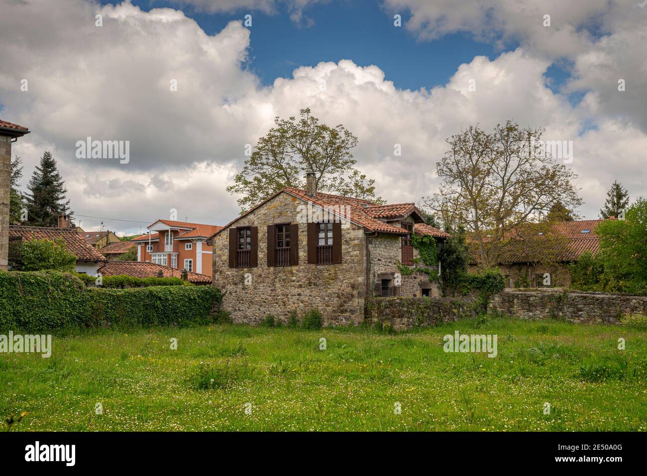 Architettura tradizionale nella città di Lierganes, provincia di Cantabria, Spagna Foto Stock