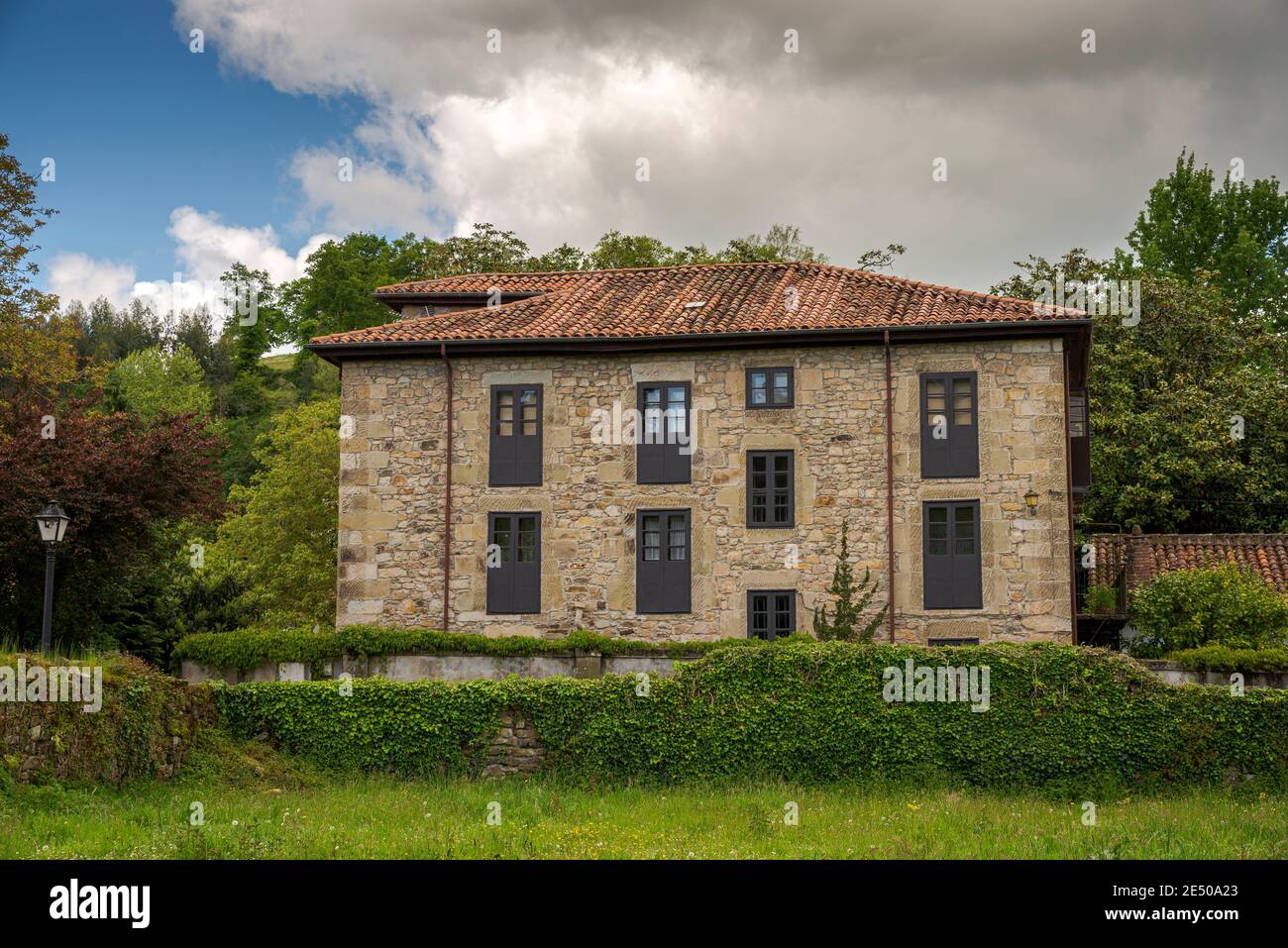 Architettura tradizionale nella città di Lierganes, provincia di Cantabria, Spagna Foto Stock