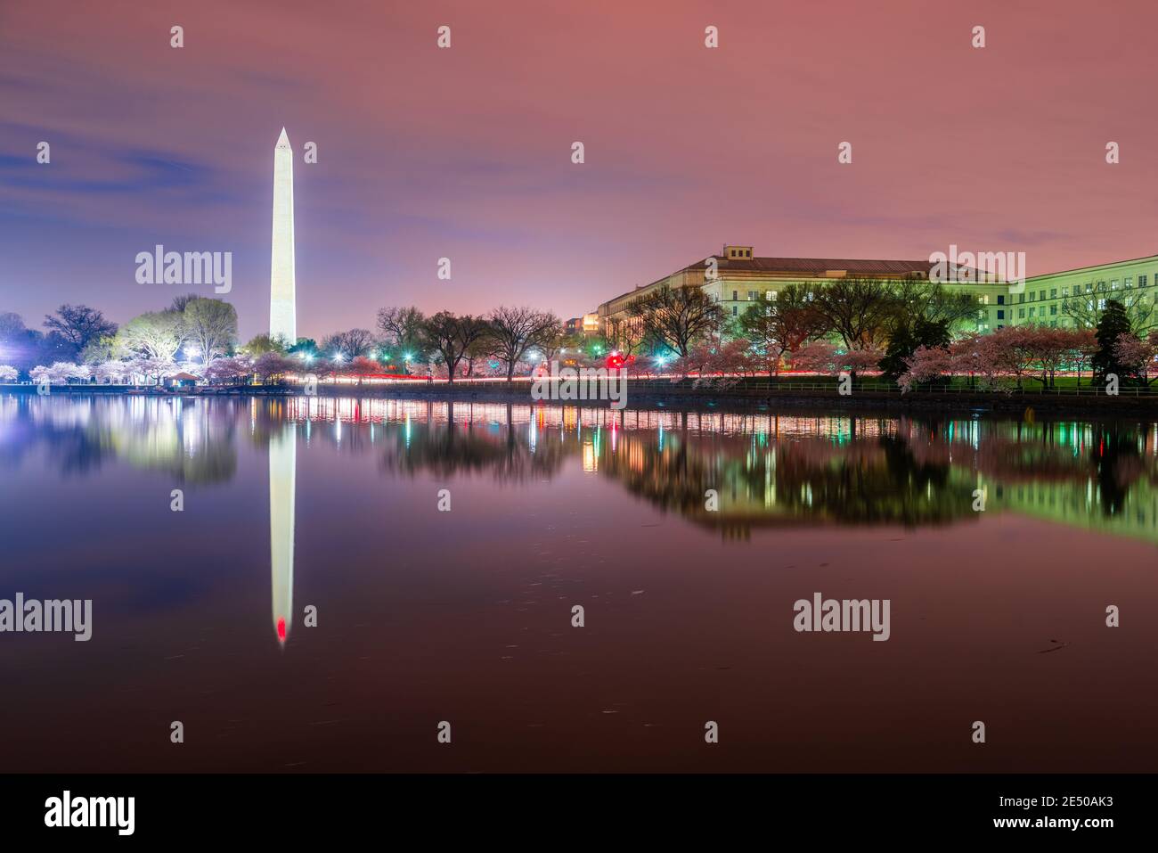 Washington DC; USA al bacino delle maree con Washington Monument nella stagione primaverile. Foto Stock