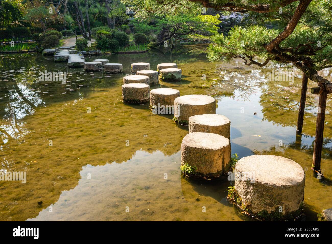 Pietre a passo al Santuario Heian durante la stagione primaverile a Kyoto, Giappone. Foto Stock