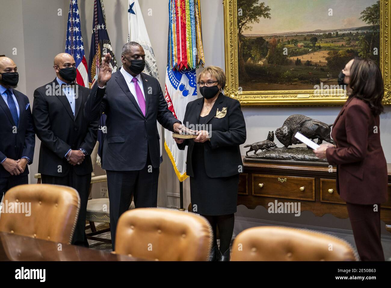 Washington, Stati Uniti. 25 Gennaio 2021. Il Vice Presidente Kamala Harris giura cerimonialmente il Segretario alla Difesa Lloyd J. Austin III, nella Sala Roosevelt della Casa Bianca, lunedì 25 gennaio 202. Foto della piscina di Doug Mills/UPI Credit: UPI/Alamy Live News Foto Stock