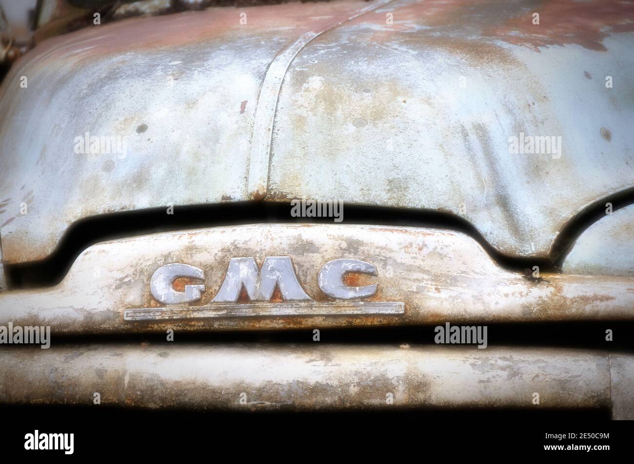 Una riflessione sullo stato della General Motors nel 2008 sotto forma di un camion abbandonato. Foto Stock