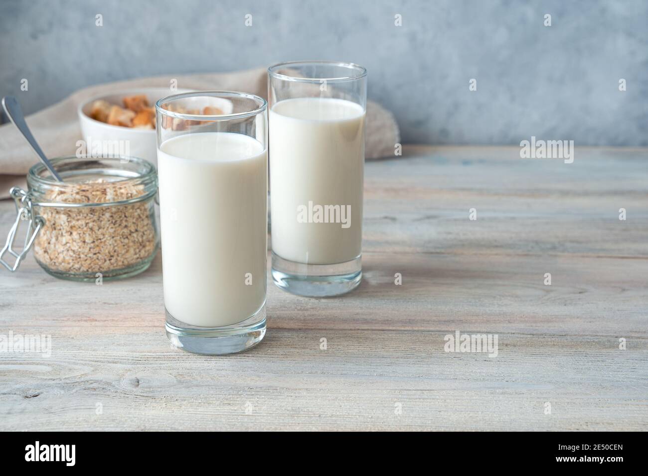 Colazione con latte fresco su sfondo grigio. Vista laterale con spazio per la copia. Foto Stock