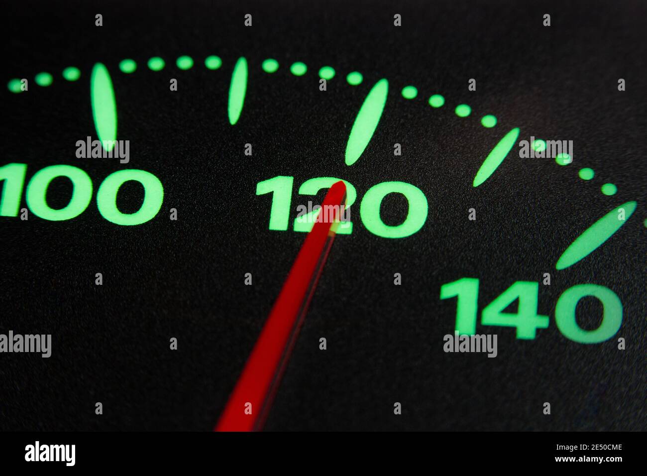 tachimetro di una macchina a 120 km / h molto chiudi vista Foto Stock