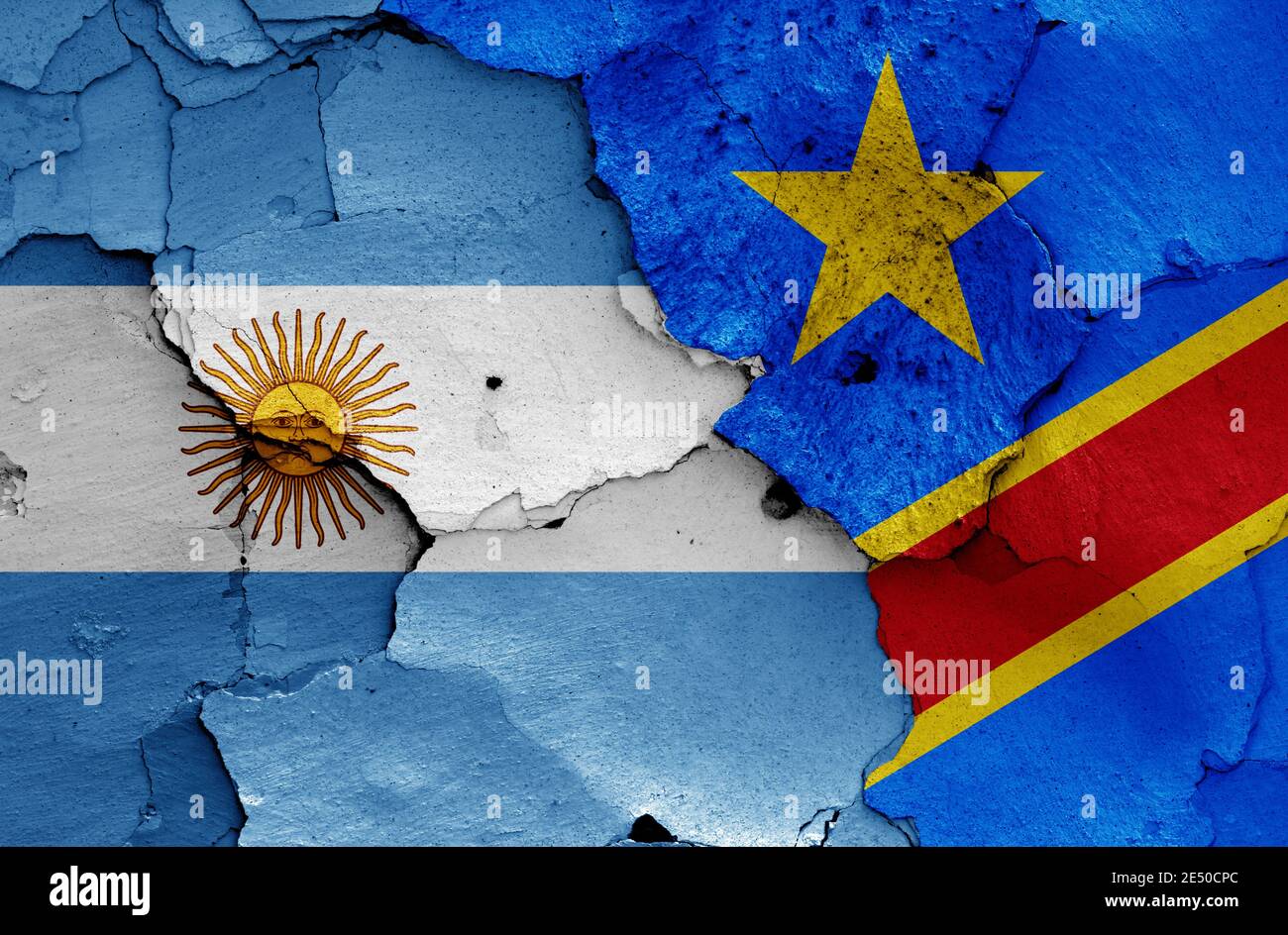 Bandiere dell'Argentina e della Repubblica Democratica del Congo dipinte parete incrinata Foto Stock