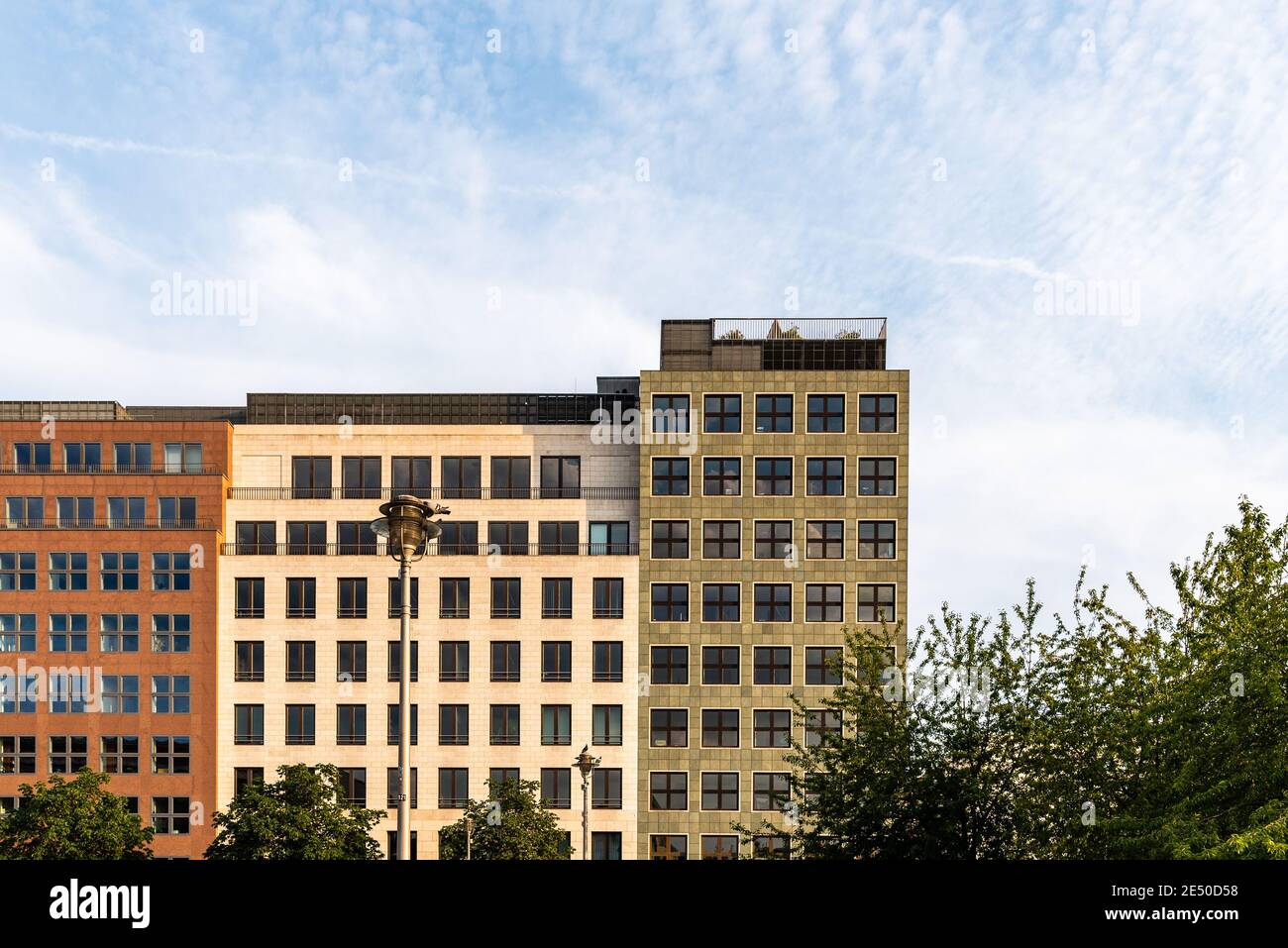 Il paesaggio urbano di Berlino con gli edifici degli appartamenti contro il cielo blu. Concetto di controllo o regolamento del noleggio Foto Stock
