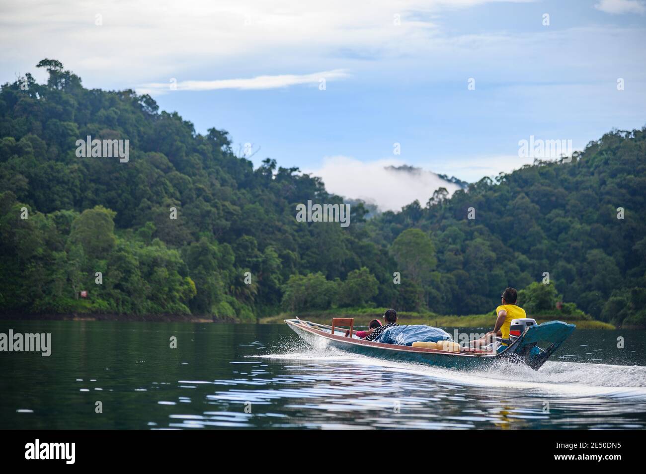 La famiglia IBAN nel loro longboat motorizzato nel Batang ai Regione della Malesia Foto Stock