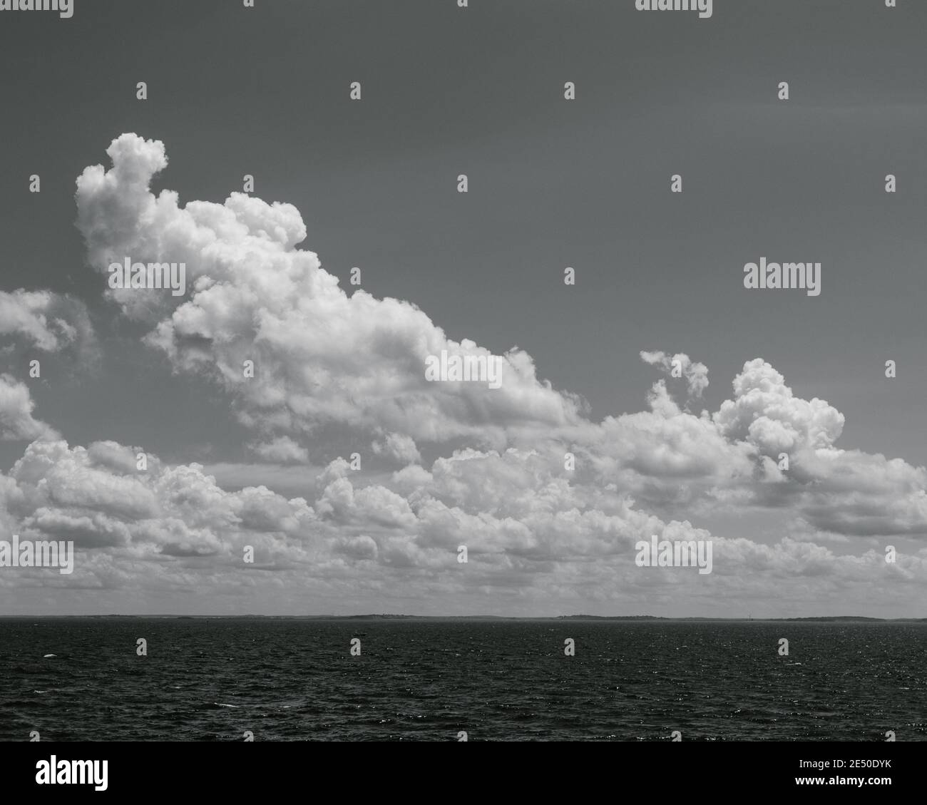 Bianco e nero delle nuvole bilanti su oceano, Nahant, Massachusetts, ma Foto Stock