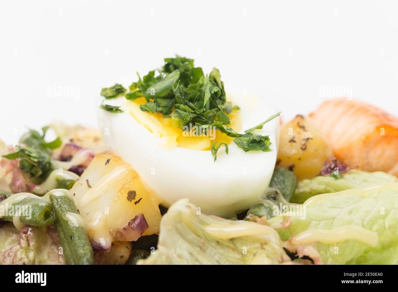 Pezzi di salmone fritti con una guarnitura di verdure. Primo piano. C'è uno spazio per un testo. Foto Stock