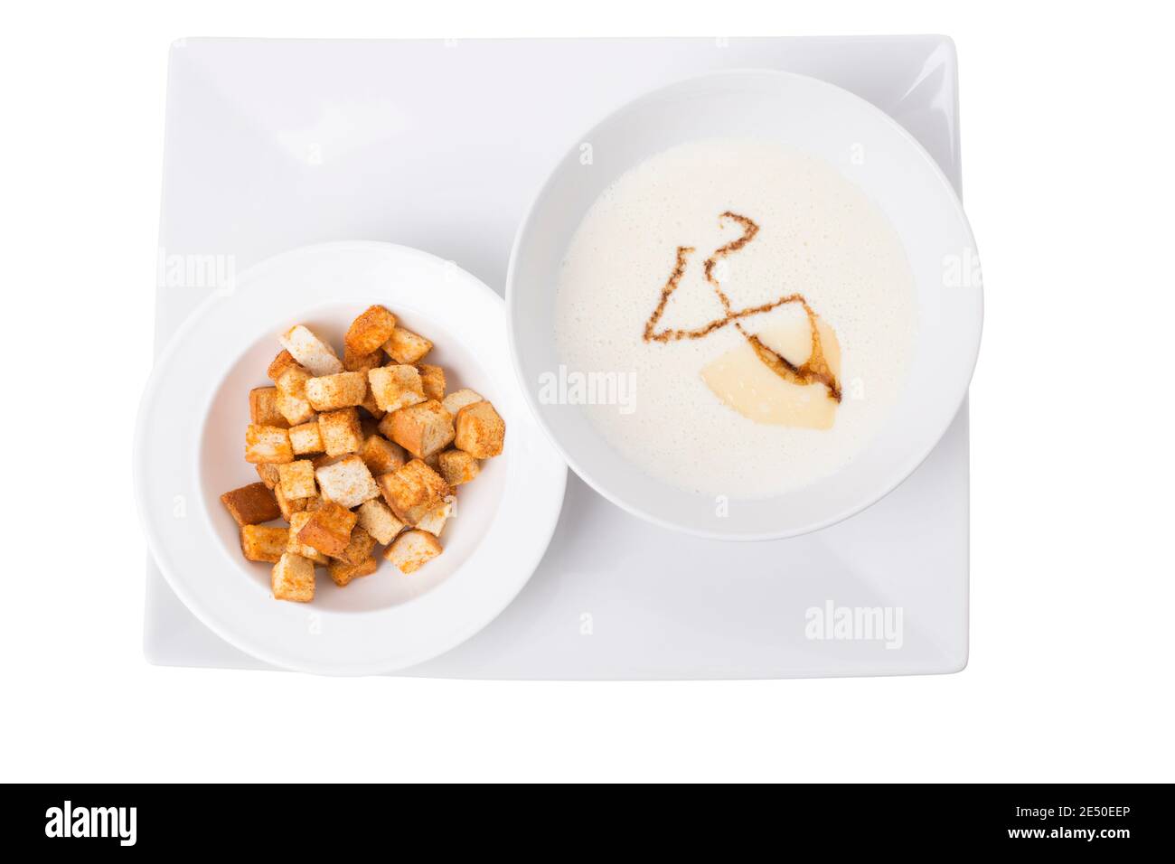 Zuppa di latte di cocco con riso e formaggio. Questo è isolato in uno sfondo bianco. Primo piano. Foto Stock