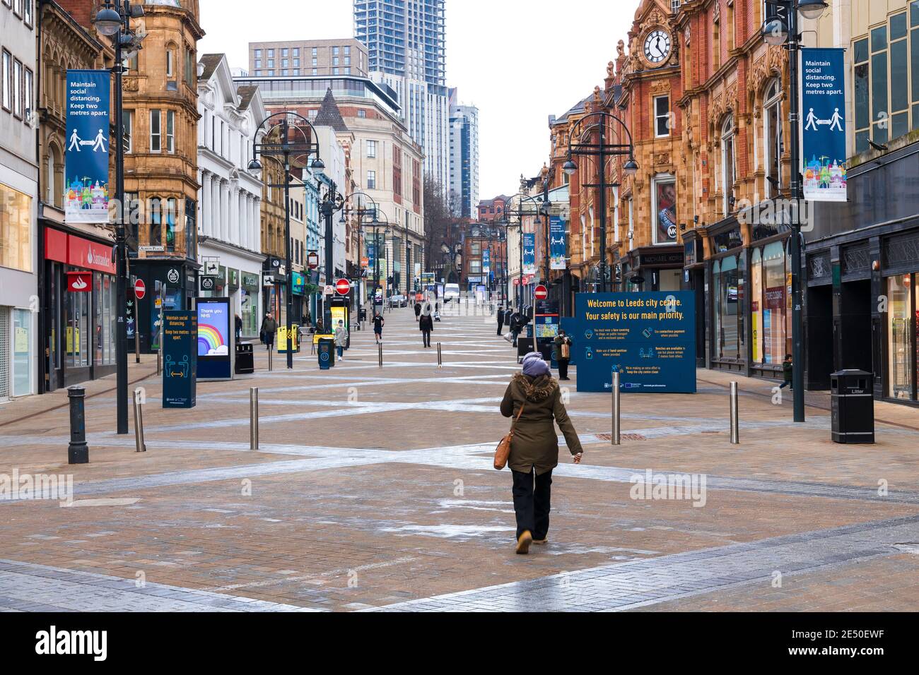 La strada principale del Regno Unito è molto tranquilla, con la mancanza di acquirenti e la maggior parte dei negozi chiusi, durante la chiusura a causa del Covid 19. 24 Gennaio 2021 a Briggate, Leeds, West Yorkshire Foto Stock