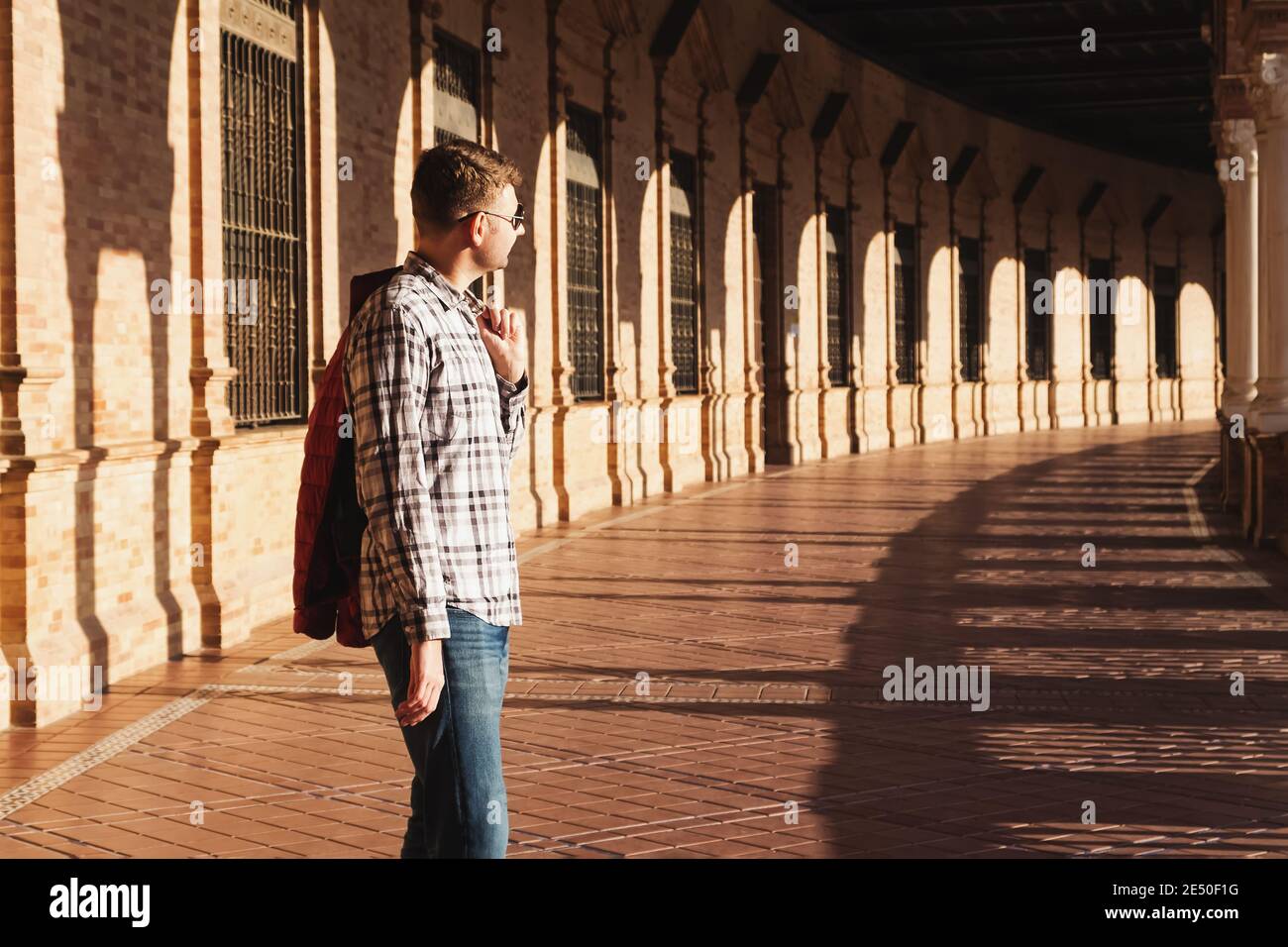 Stile di vita ritratto di giovane uomo in occhiali da sole Foto Stock