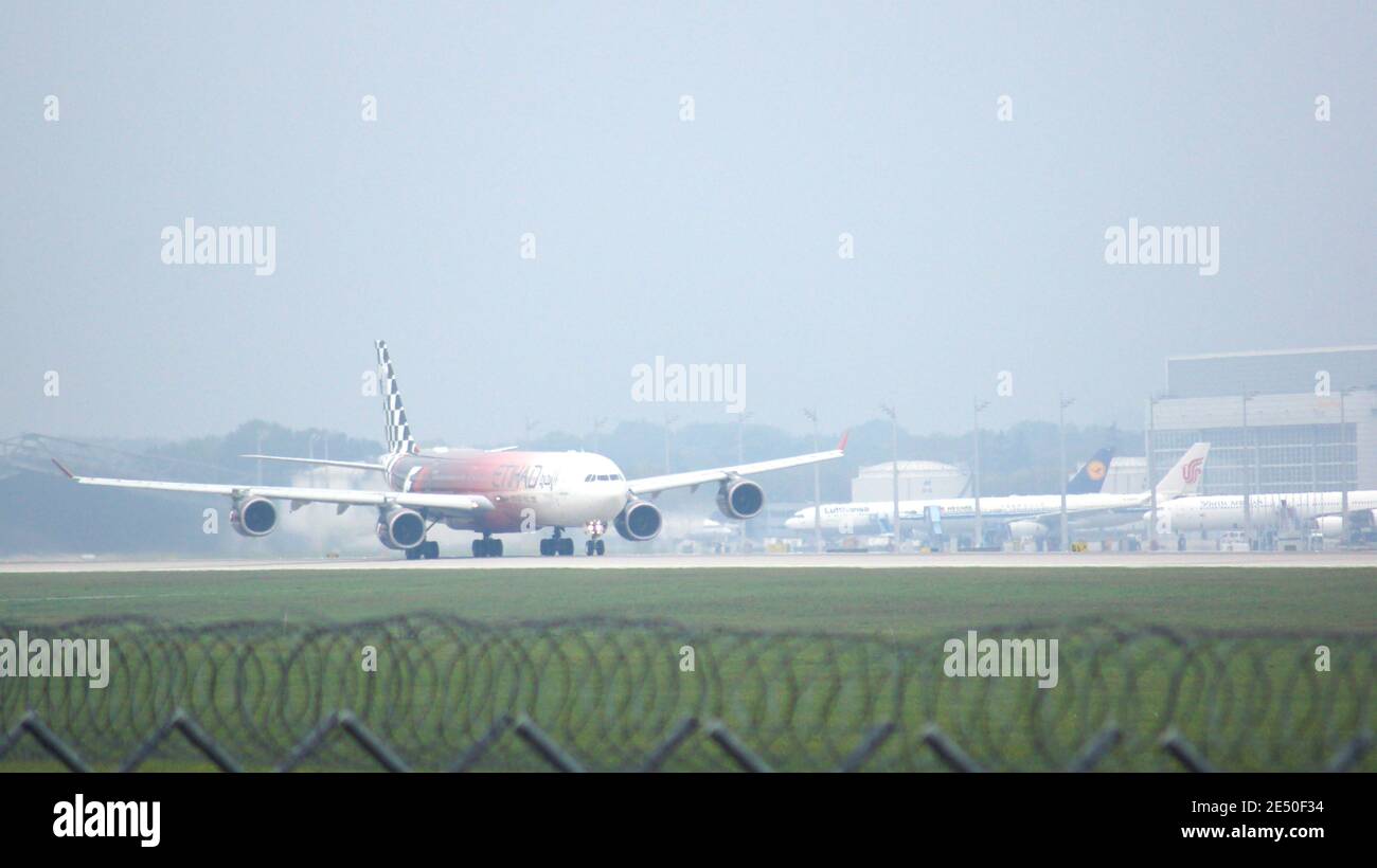 MONACO di BAVIERA, GERMANIA - 11 OTTOBRE 2015: L'Aerobus A340 della Etihad Airways decollerà all'aeroporto Foto Stock