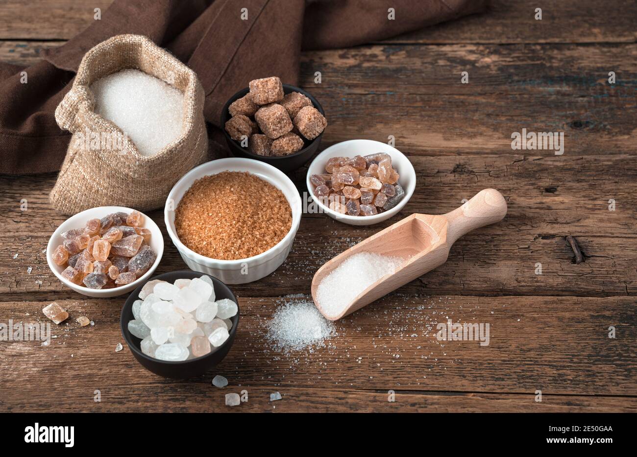 Diversi tipi di zucchero su sfondo naturale di legno. Foto Stock