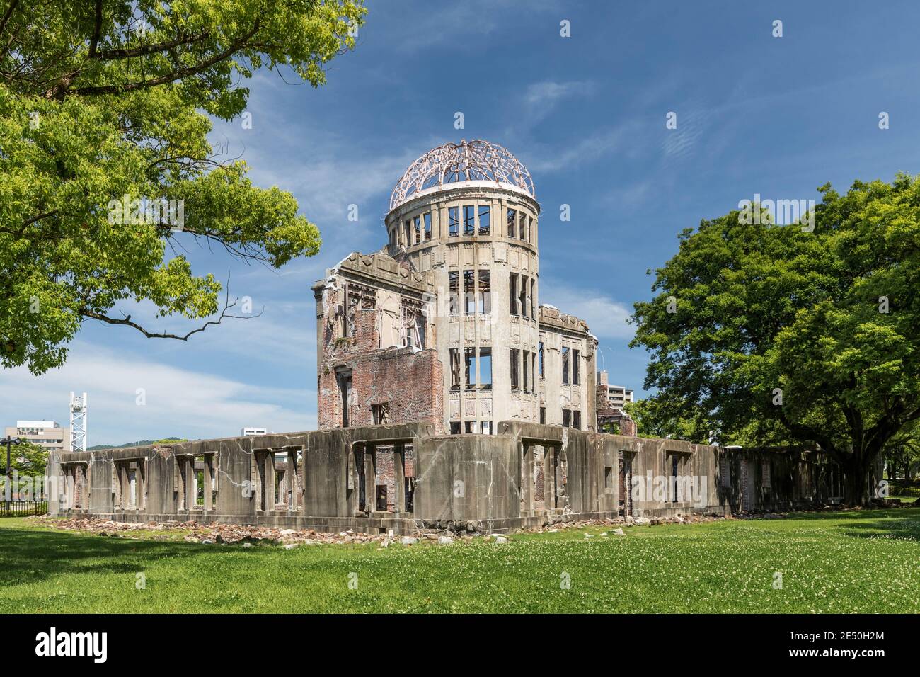 I resti di un edificio colpito dall'esplosione della bomba atomica di Hiroshima, in una giornata estiva di sole Foto Stock