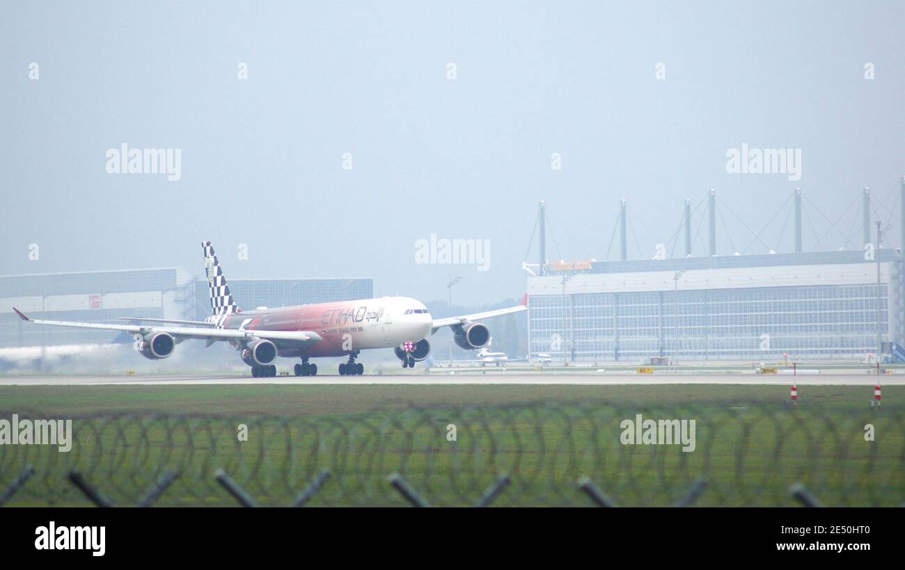 MONACO di BAVIERA, GERMANIA - 11 OTTOBRE 2015: L'Aerobus A340 della Etihad Airways decollerà all'aeroporto Foto Stock
