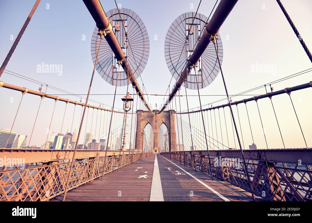 Immagine grandangolare di Brooklyn Bridge al mattino, tonalità colore applicata, New York City, USA. Foto Stock