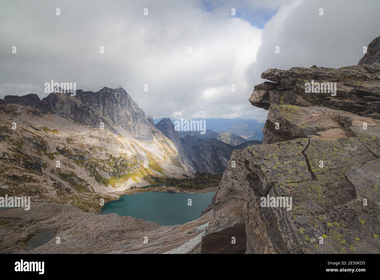 Vista dal Gimili Peak, situato nella catena Valhalla delle Selkirk Mountains nella British Columbia, Canada. Foto Stock