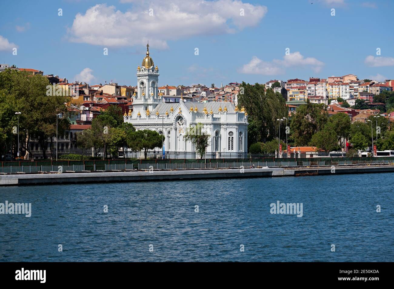 Istanbul; Turchia - 08 agosto 2019: Chiesa bulgara di Santo Stefano, conosciuta come Chiesa di ferro nel Corno d'Oro, Balat, Istanbul, Turchia. Foto Stock