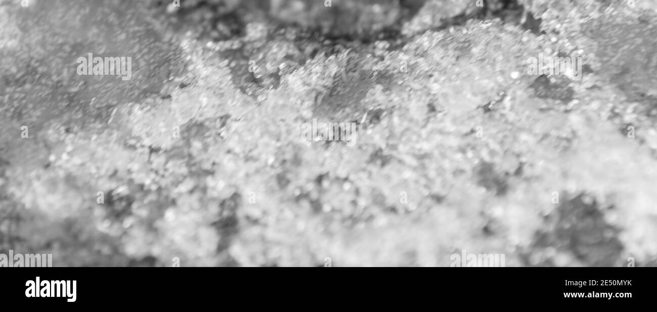 Ghiaccio delicato arioso su tavola di metallo . Ideale per lo sfondo Foto Stock