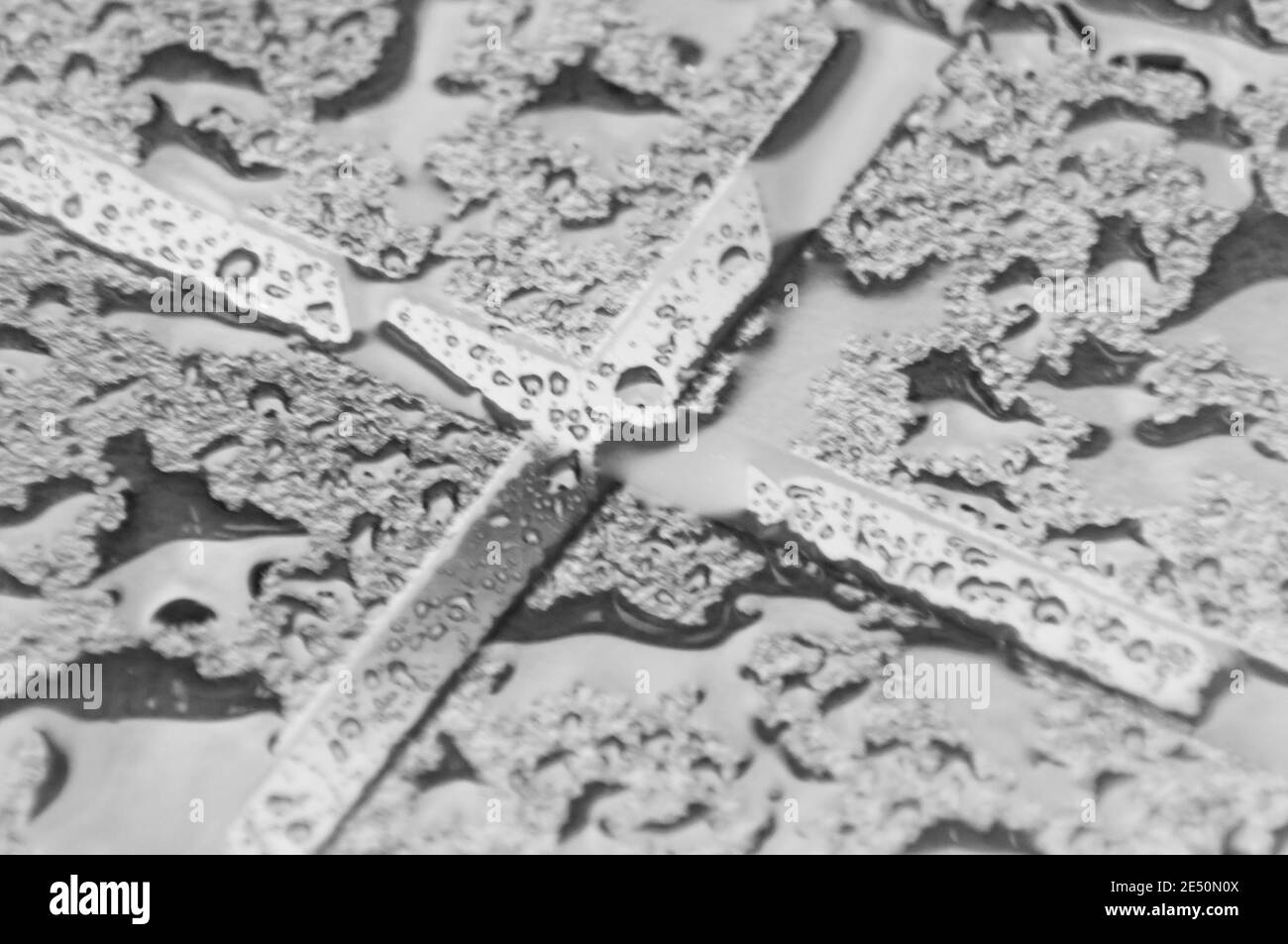 Gocce di pioggia sulla superficie metallica Foto Stock