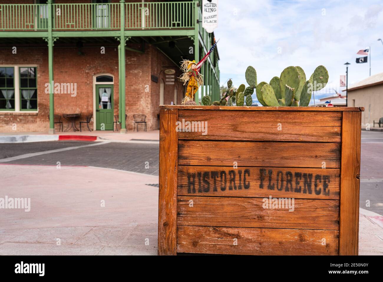 Firenze, AZ - 27 novembre 2019: Firenze storica è stenciled su una piantatrice con cactus che cresce in esso in un angolo di strada centro. Foto Stock