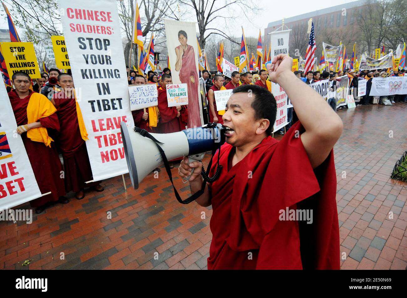 Centinaia di tibetani e i loro sostenitori si riuniscono di fronte alla Casa Bianca il 31 marzo 2008 a Washington, DC. Protestare contro le recenti azioni della Cina contro il popolo tibetano e implorare il Presidente Bush di inviare un messaggio forte alla Cina non partecipando alla cerimonia di apertura dei Giochi Olimpici del 2008 quest'estate a Pechino. Foto di Olivier Douliery/ABACAPRESS.COM Foto Stock