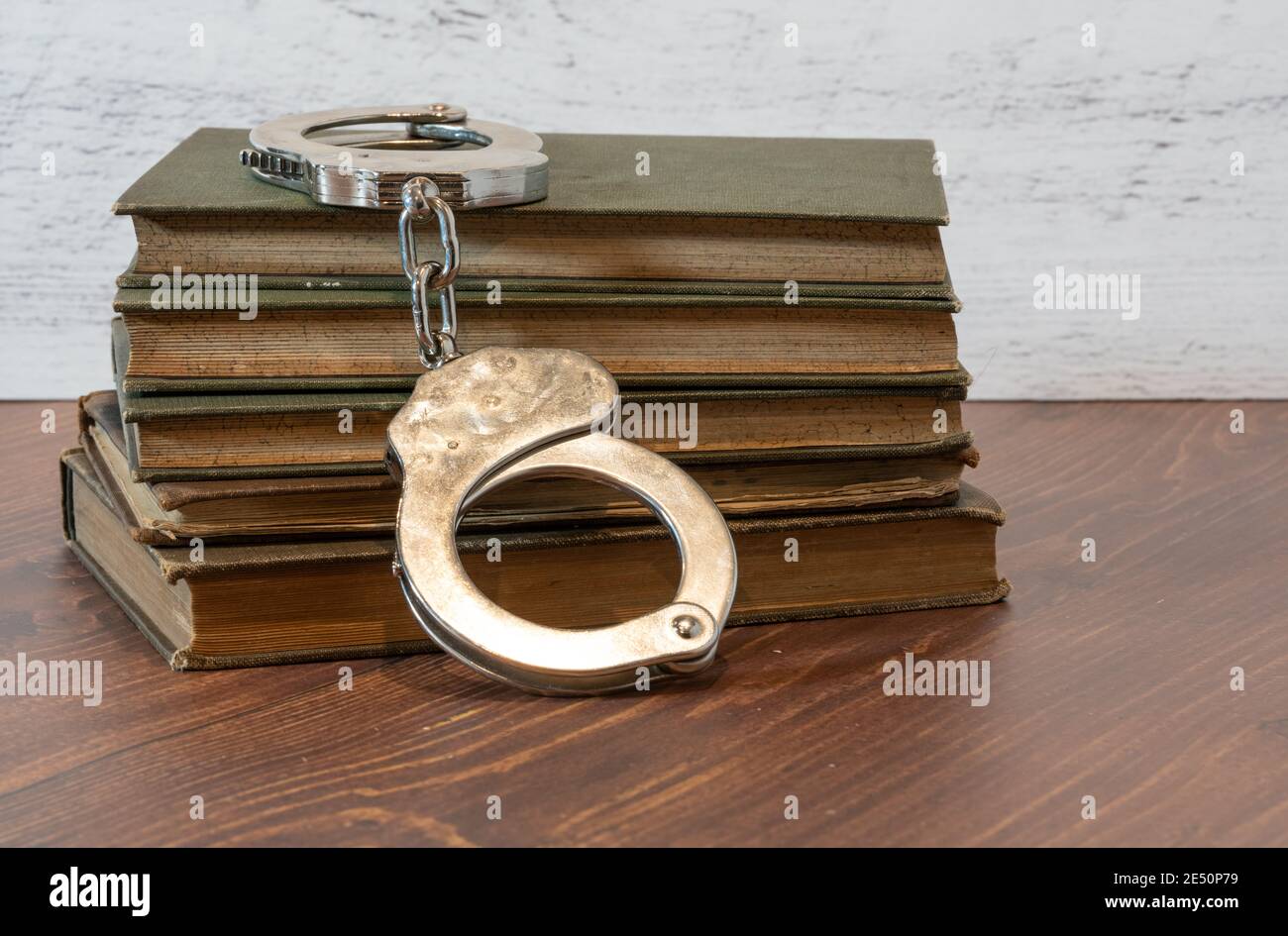 focus selettivo sui bracciali e su una pila di libri un tavolo di legno per il concetto di libertà letteraria Foto Stock