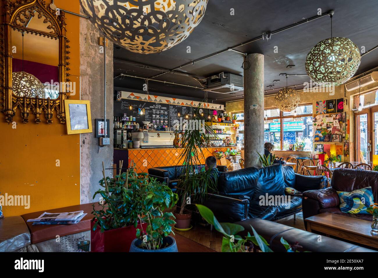 Interno Della Jonestown Coffee Shop. Jonestown Cafe At 215 Bethnal Green Rd, East London. Bar hippster Coffee all'aperto vicino a Brick Lane London. Foto Stock