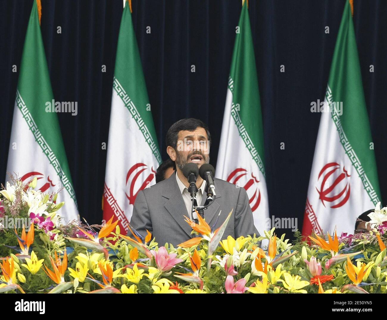 Il presidente iraniano Mahmoud Ahmadinejad ha pronunciato il suo discorso accanto ai principali comandanti militari iraniani durante la parata militare annuale della giornata dell'esercito a Teheran, Iran, il 17 aprile 2008. Ahmadinejad ha proclamato oggi che l'Iran era la "nazione più potente" del mondo come la forza aerea del paese vantava della sua abilità in un momento di crescente tensione con l'Occidente. Foto di ParsPix/ABACAPRESS.COM Foto Stock