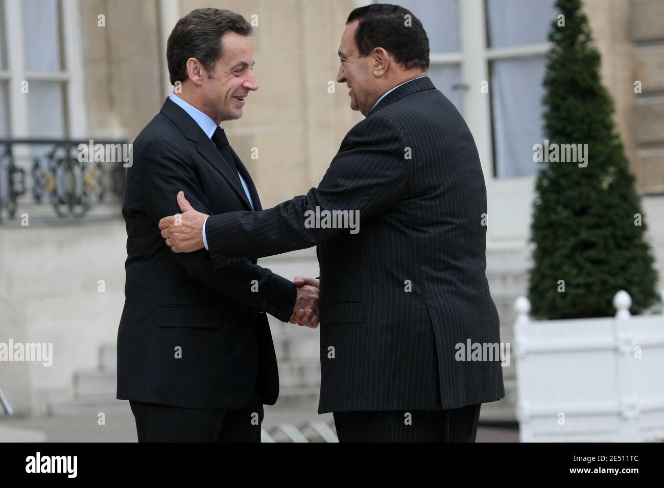 Il presidente francese Nicolas Sarkozy dà il benvenuto al presidente egiziano Hosni Mubarak presso l'Elysee Palace di Parigi, prima di una cena, il 22 aprile 2008. Foto di Mehdi Taamallah/ABACAPRESS.COM Foto Stock