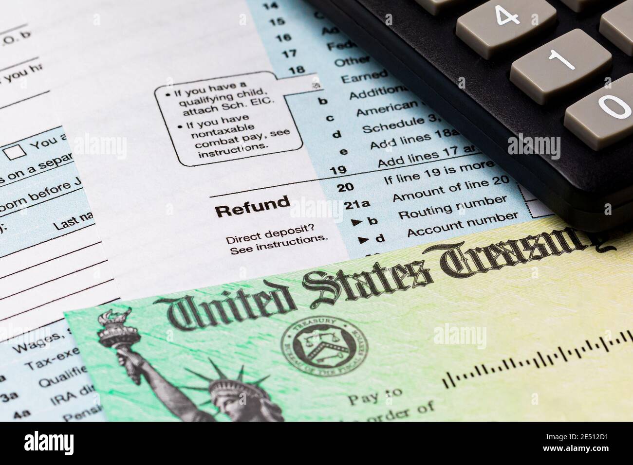 1040 modulo di dichiarazione delle imposte sul reddito individuale e assegno di rimborso. Concetto di deposito delle imposte, del reddito imponibile e delle informazioni fiscali. Foto Stock
