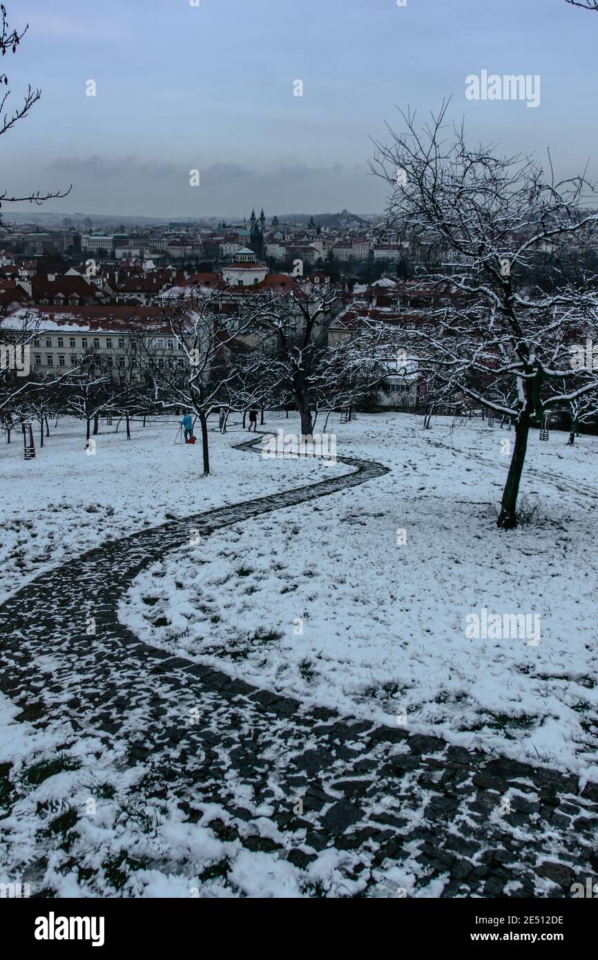 Vista panoramica di Praga dalla collina Petrin e dai giardini, repubblica Ceca. Praga inverno panorama.Snowy giorno in città.Amazing europeo città freddo noi Foto Stock