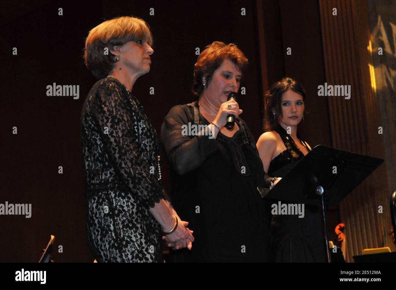 Amnesty Francia il nuovo presidente Genevieve Garrigos, l'ex presidente Genevieve Sevrin e Virginie Ledoyen si rivoltano al pubblico prima del gala di Amnesty International 'Mosique Contre l'Oubli' al Theatre des Champs-ElysÀes, a Parigi, Francia, il 23 aprile 2008. Foto di Ammar Abd Rabbo/ABACAPRESS.COM Foto Stock
